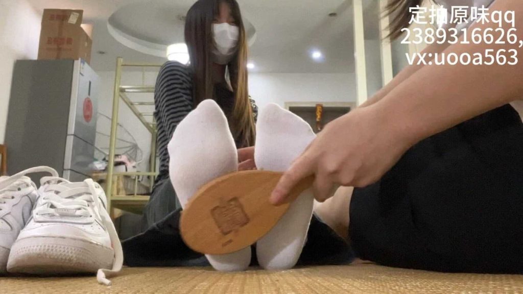 玉箫原创《恋足姐妹互相 TK2》剪烂白袜挠裸足 被挠的都快笑岔气了