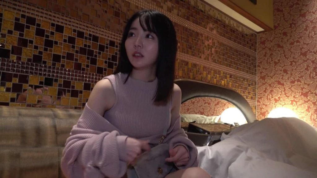 认识了个漂亮妹子，陪她逛玩一天回酒店把玩闻舔原味敏感脚