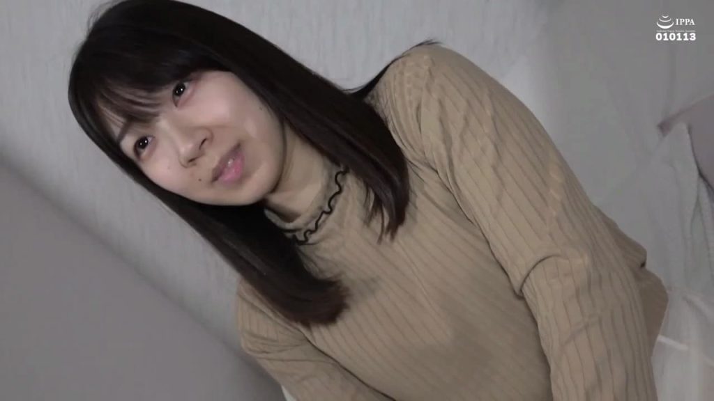 我对这个强势的女孩毫不留情。我让她穿上羞辱的衣服，不停地搔痒