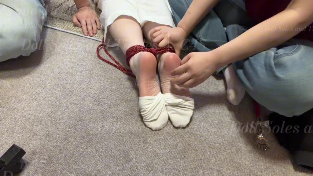 【白袜脱落，油亮怕痒脚底露出】DollSolesAndTickles – White Socks Off… Sensitive Soles Exposed