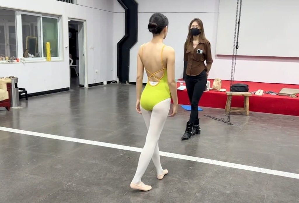 媚娘工作室-假扮老师调教蛮横舞蹈生