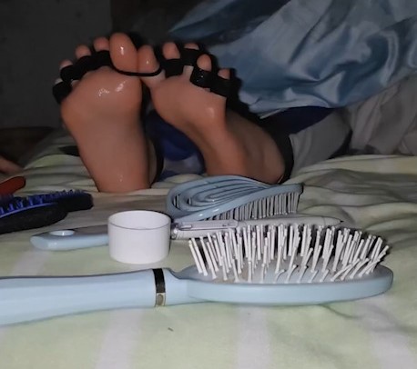 高中生在家挠自己的妹妹