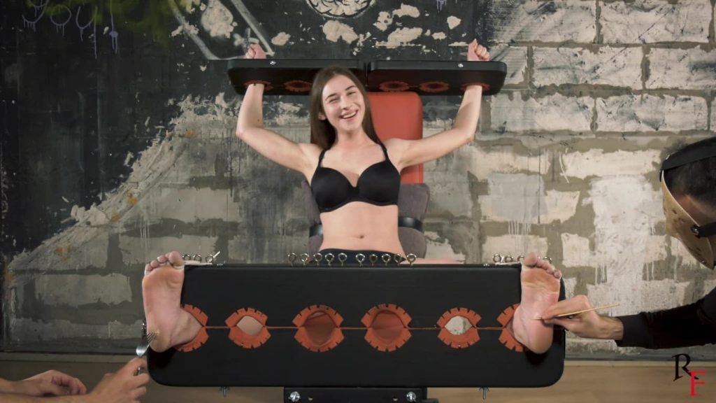 【18岁姑娘布里亚足枷四手挠痒】RussianFetish Tickling hell for Bria in stocks or story how we tease 18 yo beauty