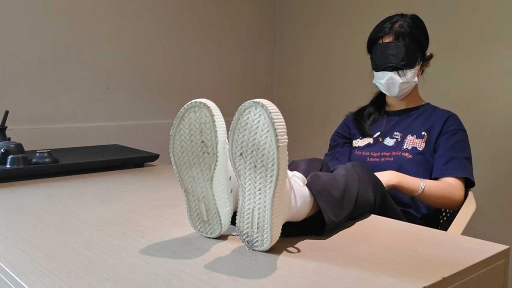 18岁女大学生玉足tk初体验