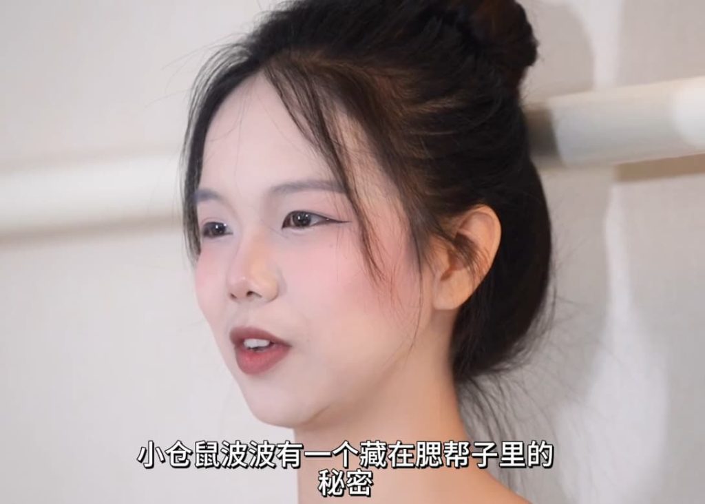 芊芊被吊缚在铁管上挠痒痒