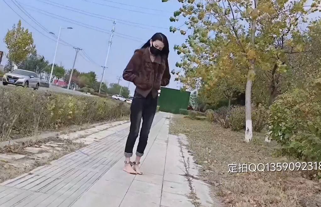 高冷女神反差被欺负-指压板 脚底写字 挠痒羞辱