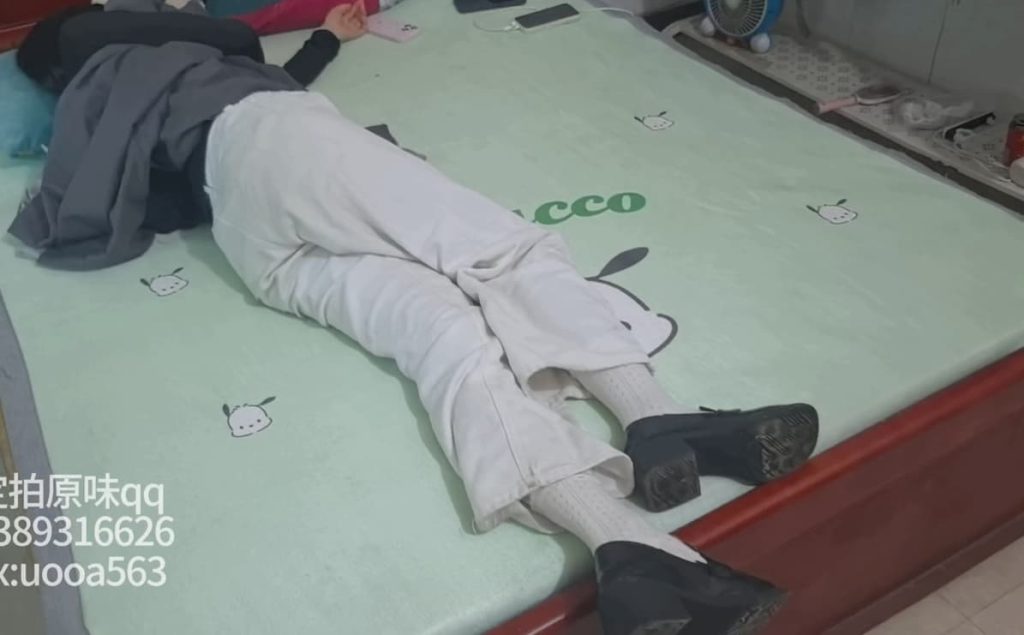 在家睡觉被姐姐脱鞋脱袜TK脚丫 白里透红非常嫩
